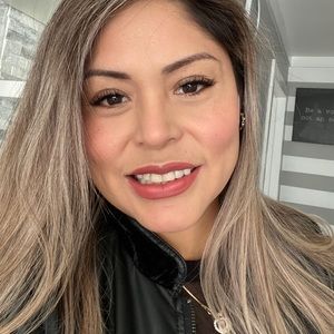 Meet your Posher, Yanet